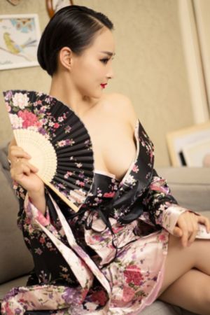亚洲精品店设计师工资待遇_无删减在线播放